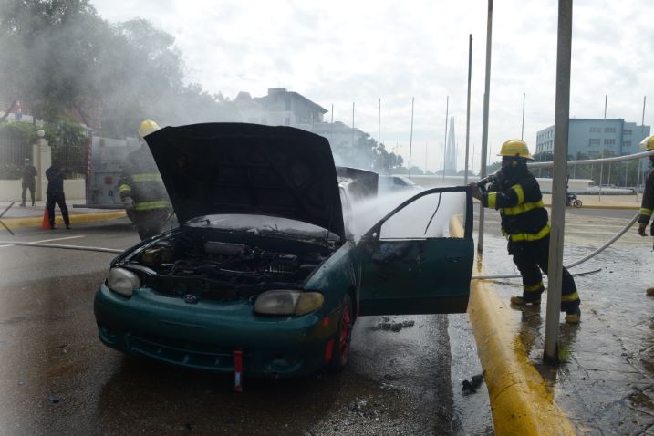 1605895509 617 Se incendia vehiculo de un taxista en la avenida Jimenez
