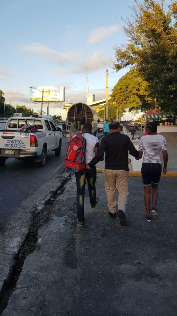 1608254409 366 Migracion y el Ejercito detienen 83 haitianos indocumentados en calles