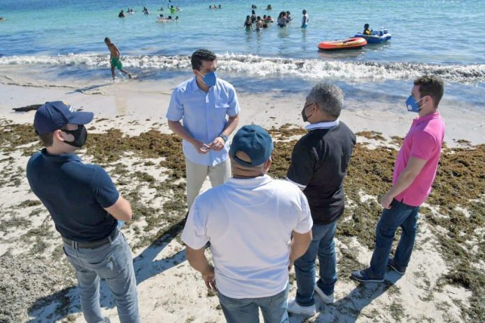 Collado realiza recorrido por Guayacanes para evaluar situación de la playa