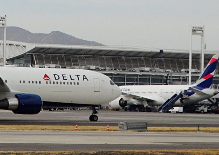 Delta: pasajeros saltan de avión en pleno funcionamiento