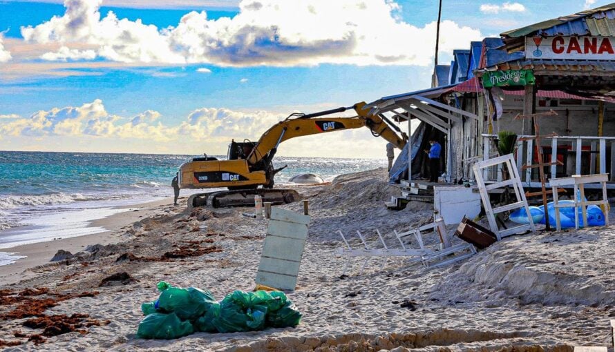Medio Ambiente retira 42 negocios por ocupacion ilegal en Playa
