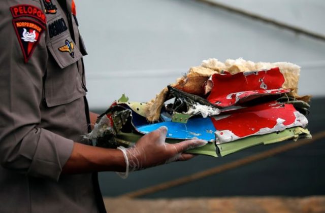 1610290207 843 Buzos hallan restos del avion indonesio siniestrado en el fondo