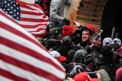 Foto de archivo de seguidores del Presidente de EEUU, Donald Trump, chocando con la policía en su asalto al Capitolio. Ene 6, 2021. REUTERS/Stephanie Keith