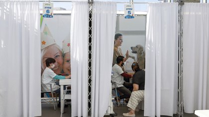 Centro de vacunación en Tel Aviv, Israel. (Photo by JACK GUEZ / AFP)