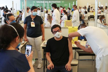 IMAGEN DE ARCHIVO. Un trabajador de la salud recibe la vacuna de Sinovac contra el COVID-19 en el Hospital das Clínicas en Sao Paulo, Brasil, Enero 18, 2021. REUTERS/Amanda Perobelli