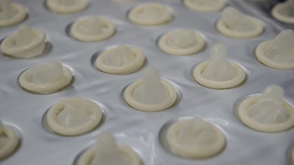 Condones listos para ser empacados en la fábrica de Natex en Xapuri (Foto de YASUYOSHI CHIBA/AFP)