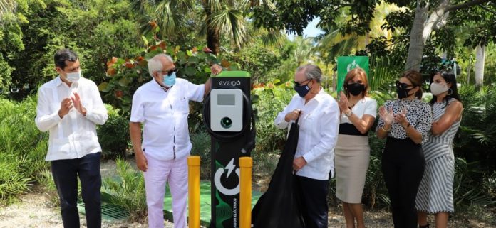 Grupo Puntacana instala tres estaciones de carga para vehículos eléctricos Evergo