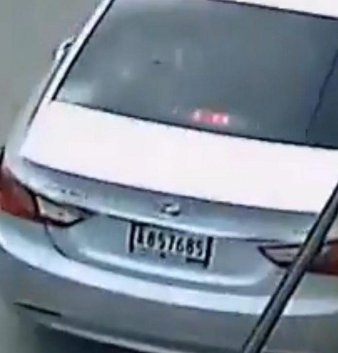 Nueva modalidad de asaltos;  arrancan cartera a mujer desde un carro Hyundai