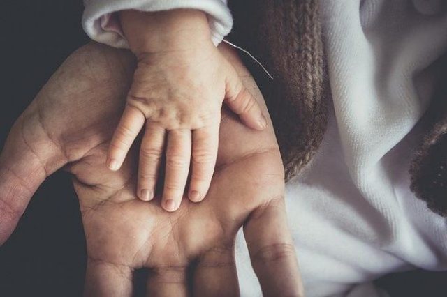Contrataciones Publicas extiende a 30 dias licencia de paternidad a
