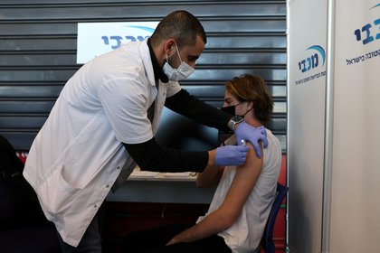 Israel cuenta con la campaña de vacunación más rápida de mundo (REUTERS/Ronen Zvulun)