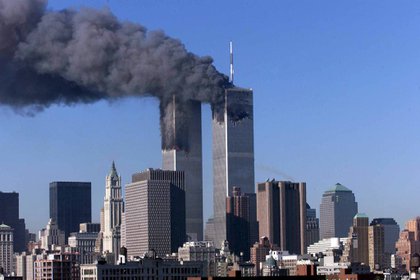Imagen de archivo que muestra las Torres Gemelas en llamas después del atentado del 11 de saptiembre de 2001 en Nueva York, EE.UU. EFE/JASON SZENES./Archivo