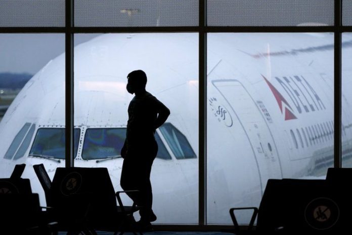 Delta: 100 vuelos cancelados por falta de personal