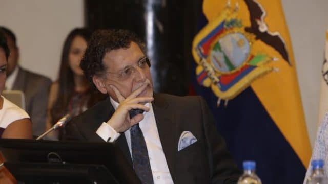 Detienen a contralor para indagación en caso presunta corrupción en Ecuador