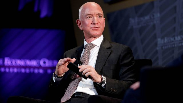 Bezos vende acciones de Amazon por 2400 millones antes de