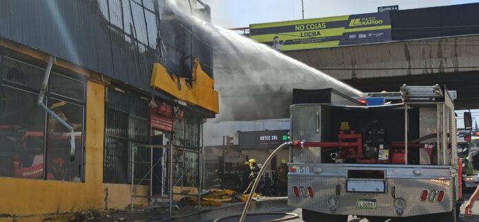 Galería fotográfica: Incendio afecta tienda Aro y Pedal