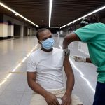 1622792707 533 Dominicanos salen a vacunarse contra el coronavirus