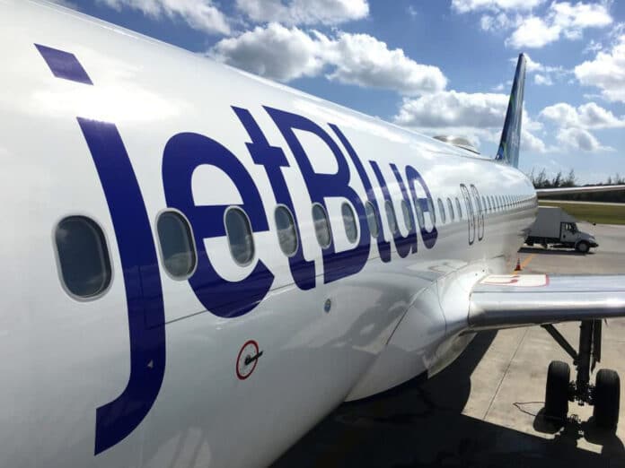 JetBlue: retraso de vuelo genera malestar en pasajeros en el AILA