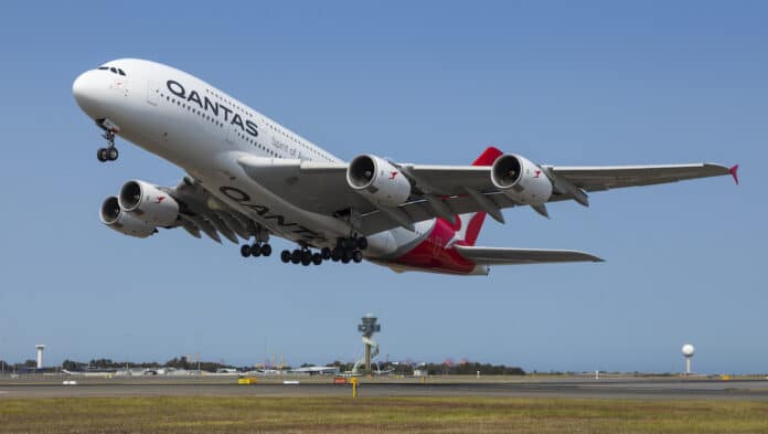 Qantas dará premios de un año de vuelos gratis para vacunados