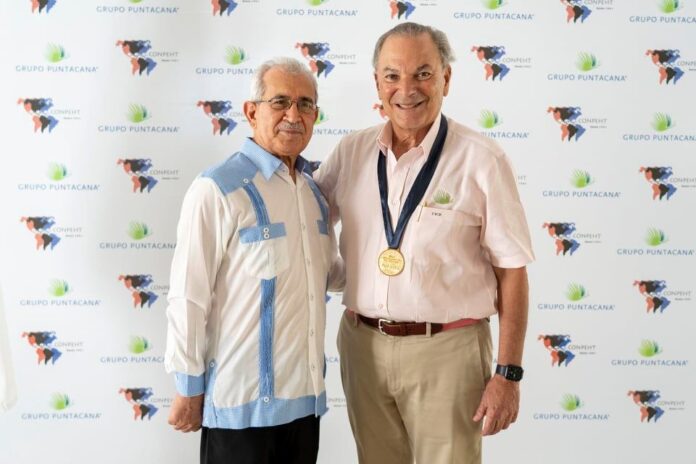 Rainieri recibe medalla de oro al mérito panamericano de Turismo