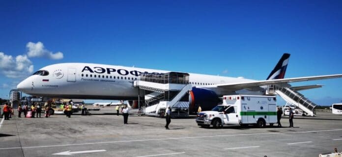 Unidades médicas del aeropuerto Punta Cana atienden bebé recién nacido en pleno vuelo
