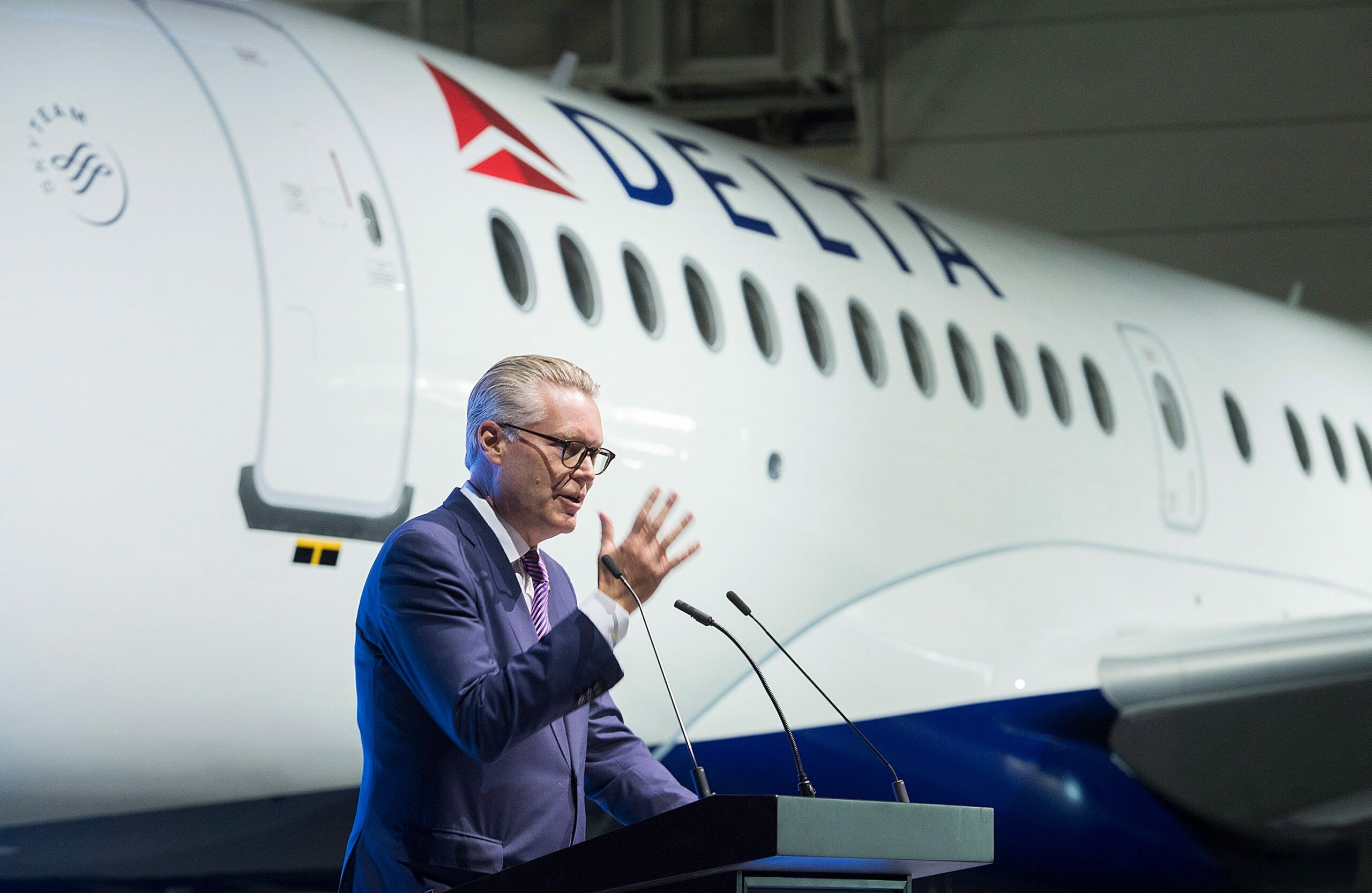 CEO de Delta insta a las aerolineas a excluir pasajeros