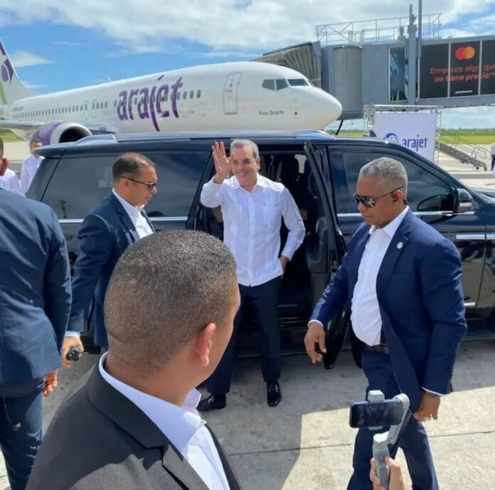 Abinader llega al AILA para el lanzamiento oficial de Arajet