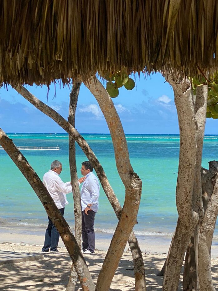 Dos líderes turísticos al pie de la playa