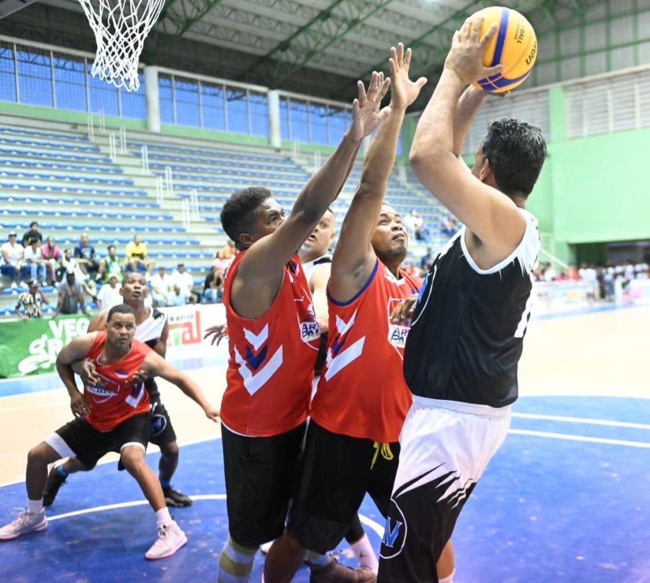 Uno de los partidos del baloncesto playero que se realiza en Hato Mayor
