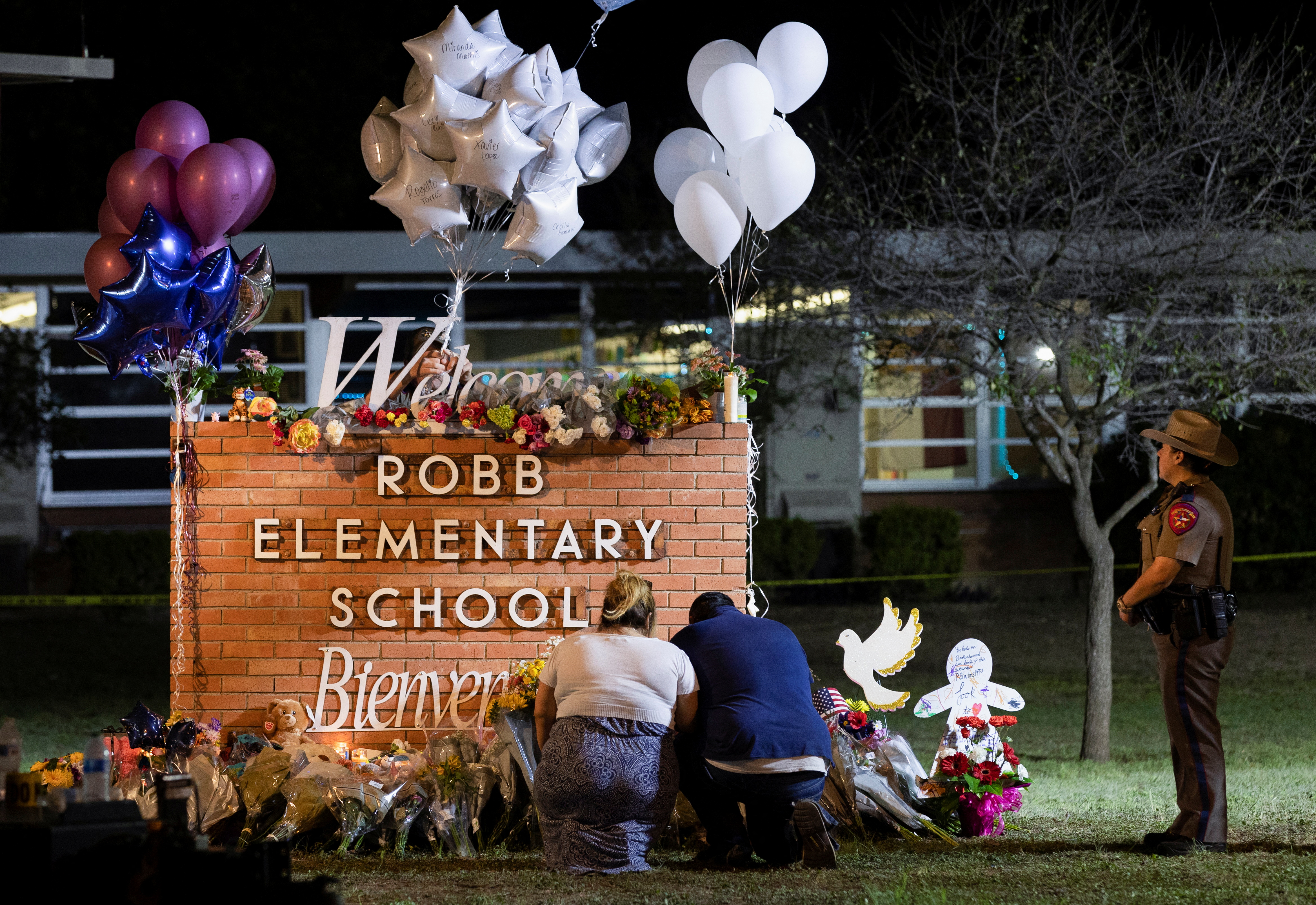 Stephanie y Michael Chavez, de San Antonio, presentan sus respetos en un monumento improvisado fuera de la Escuela Primaria Robb, el lugar del tiroteo masivo, en Uvalde, Texas, Estados Unidos, 25 de mayo de 2022. REUTERS/Nuri Vallbona