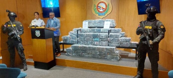 Arrestan a dos hombres con 371 paquetes de presunta cocaína en Peravia