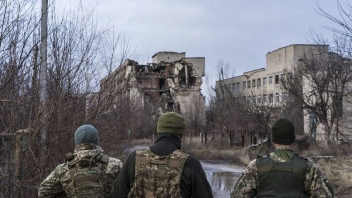 Soldados ucranianos observan daños