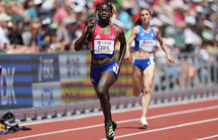 Fiordaliza Cofil, de República Dominicana, gana una serie en la carrera de 400 metros femeninos en el Campeonato Mundial de Atletismo el domingo 17 de julio de 2022 en Eugene, Oregón. (AP/ASHLEY LANDIS)