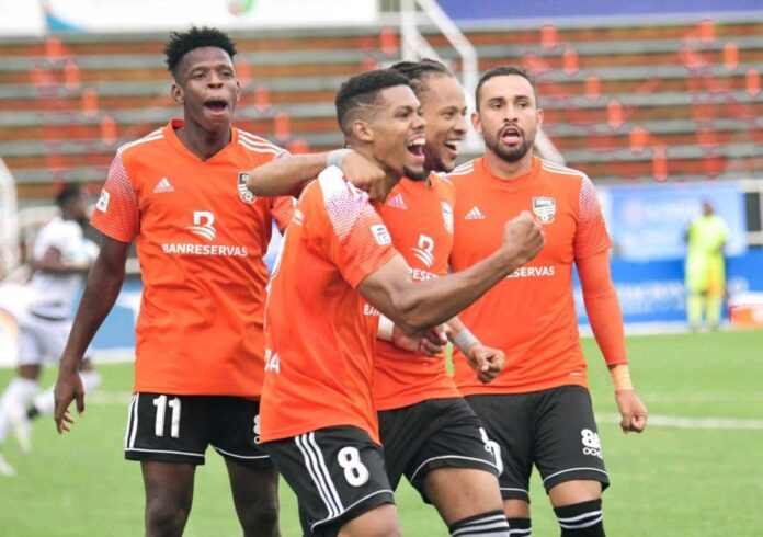 Carlos Ventura (8) celebra con sus compañeros después de marcar un gol para el Cibao FC ayer ante Moca FC.