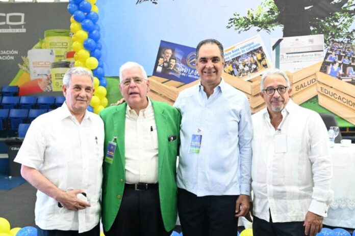 Comparten en el desayuno del 59 aniversario del club Mauricio Báez, el doctor José Joaquín Puello Herrera, José Manuel Mallén  y los doctores Santiago Hazim y Dionisio Guzmán.