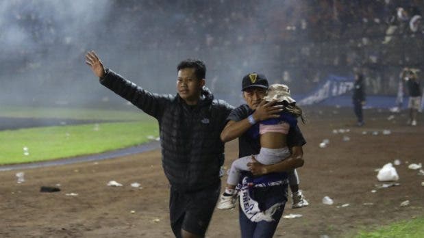Indonesia 125 muertos tras disturbios en partido de futbol
