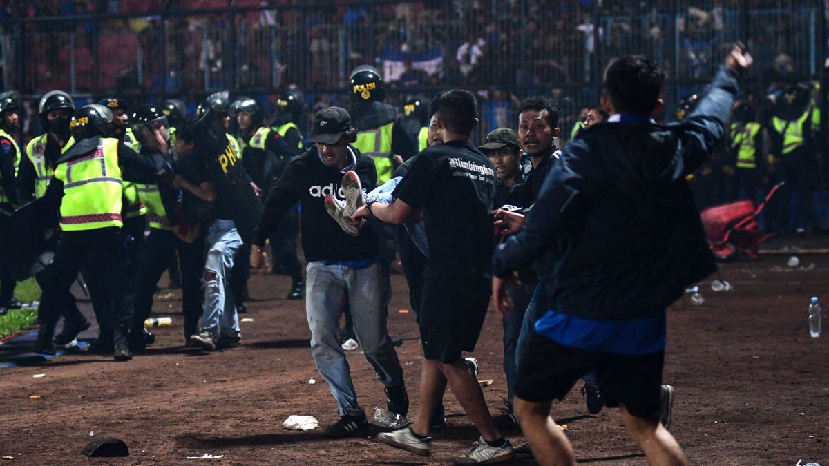Avalancha Indonesia | Al menos 174 muertos por una avalancha en un partido  de fútbol en Indonesia