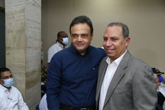 José Manuel Ramos y Garibaldy Bautista se saludan tras las elecciones del Comité Olímpico Dominicano 