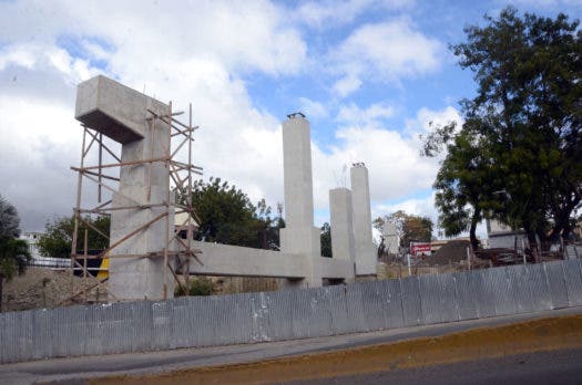 1675103105 809 Instalan primeras torres sosten del Teleferico de Santiago