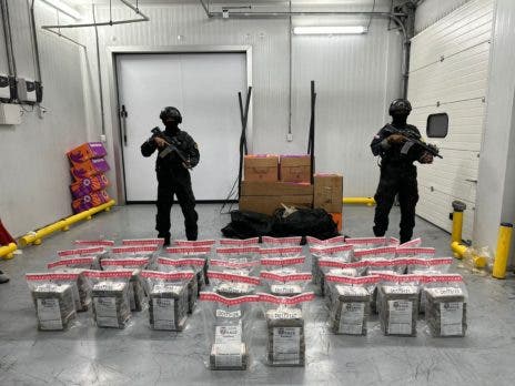 1675460705 568 Ocupan cocaina en carga de guineos que seria embarcada a