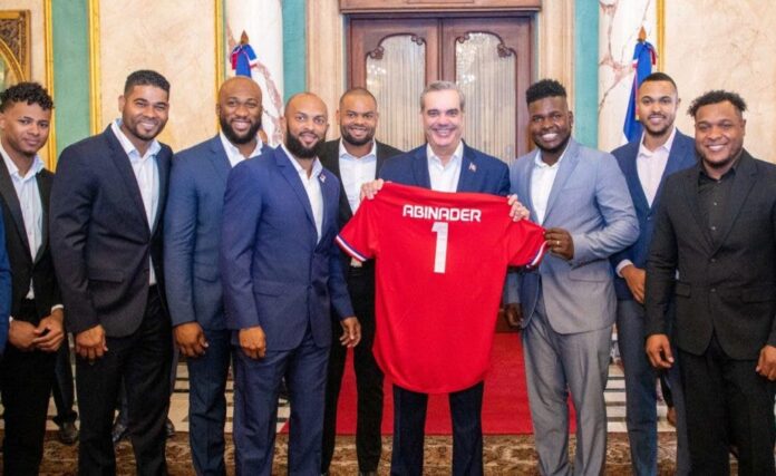 El presidente Luis Abinader exhibe la camiseta número uno que le entregaron Emilio Bonifacio y Michael de León del equipo dominicano que va a la Serie del Caribe en Venezuela.