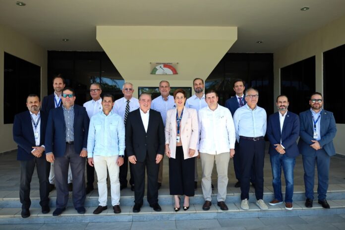 Comité de Asonahores visita complejo aeronáutico del IDAC en Punta Caucedo