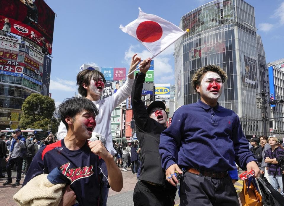 Miles de aficionados reciben en Japón a sus Samuráis tras ganar Mundial