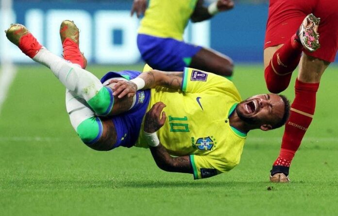 Neymar se operará el tobillo y dice adiós a la temporada