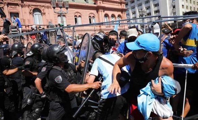 Disturbios en el velatorio de Maradona desatan cruces políticos en Argentina