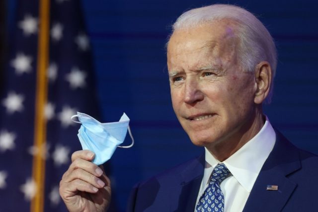 En América, Biden suplica usar mascarilla y mejoran noticias sobre vacunas