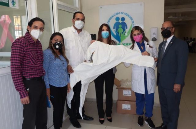 PARLACEN entrega trajes bioseguridad a hospitales de Santiago para protección Covid-19