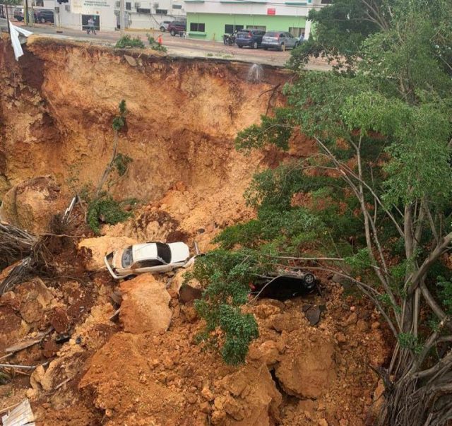 Dos vehículos caen al vacío tras derrumbe en la Leopoldo Navarro