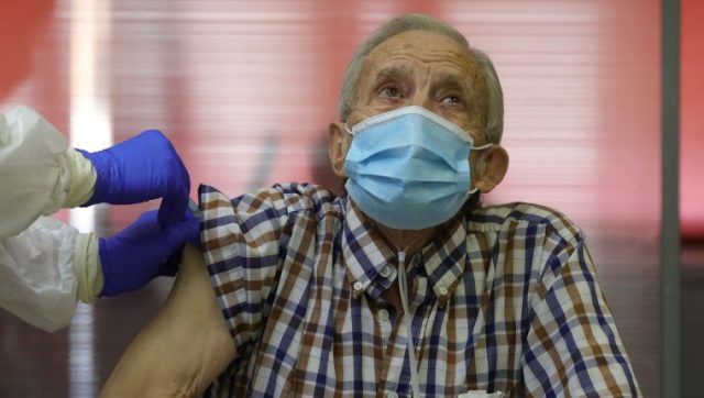 Europa comienza a vacunar a sus ancianos y personal científico y sanitario