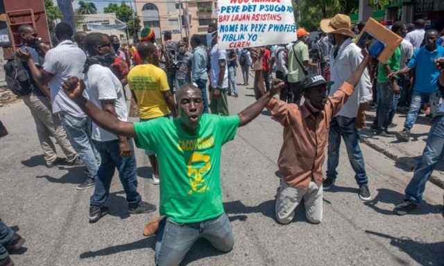 Haitianos salen a manifestarse contra inseguridad