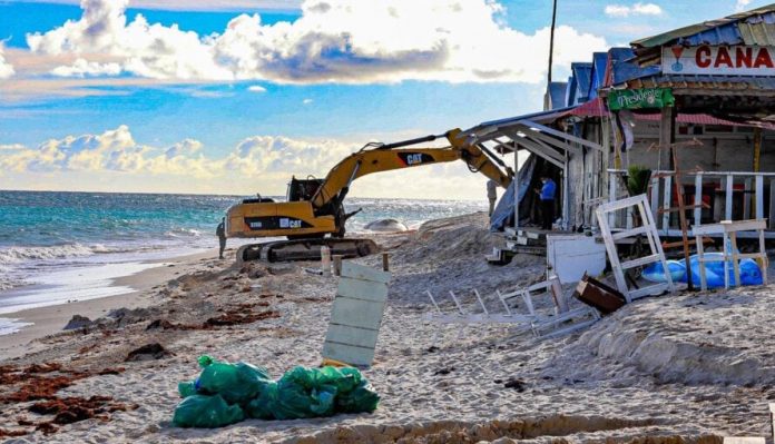 Medio Ambiente retira 42 negocios por ocupación ilegal en Playa Arena Gorda